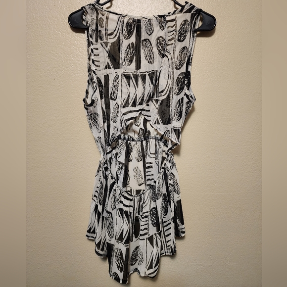 White Printed Open Back Blouse - Picture 2 of 4